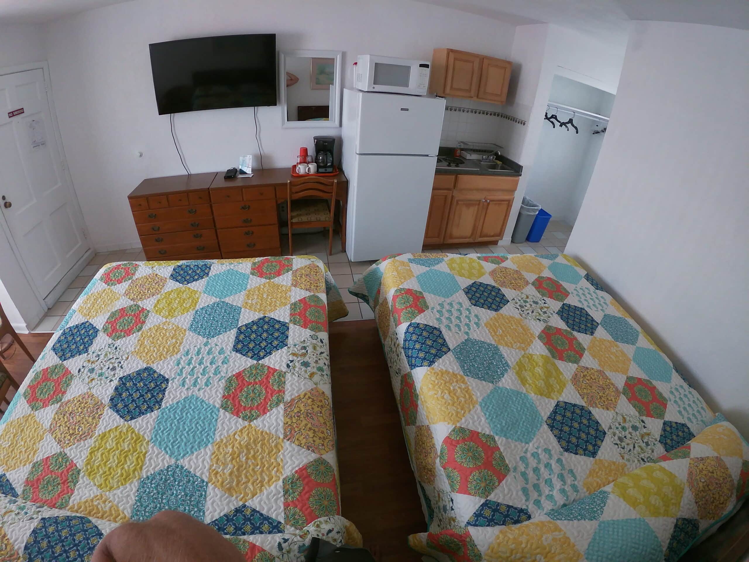 Efficiency double queen bed room at Sea Chest Motel Wildwood Crest