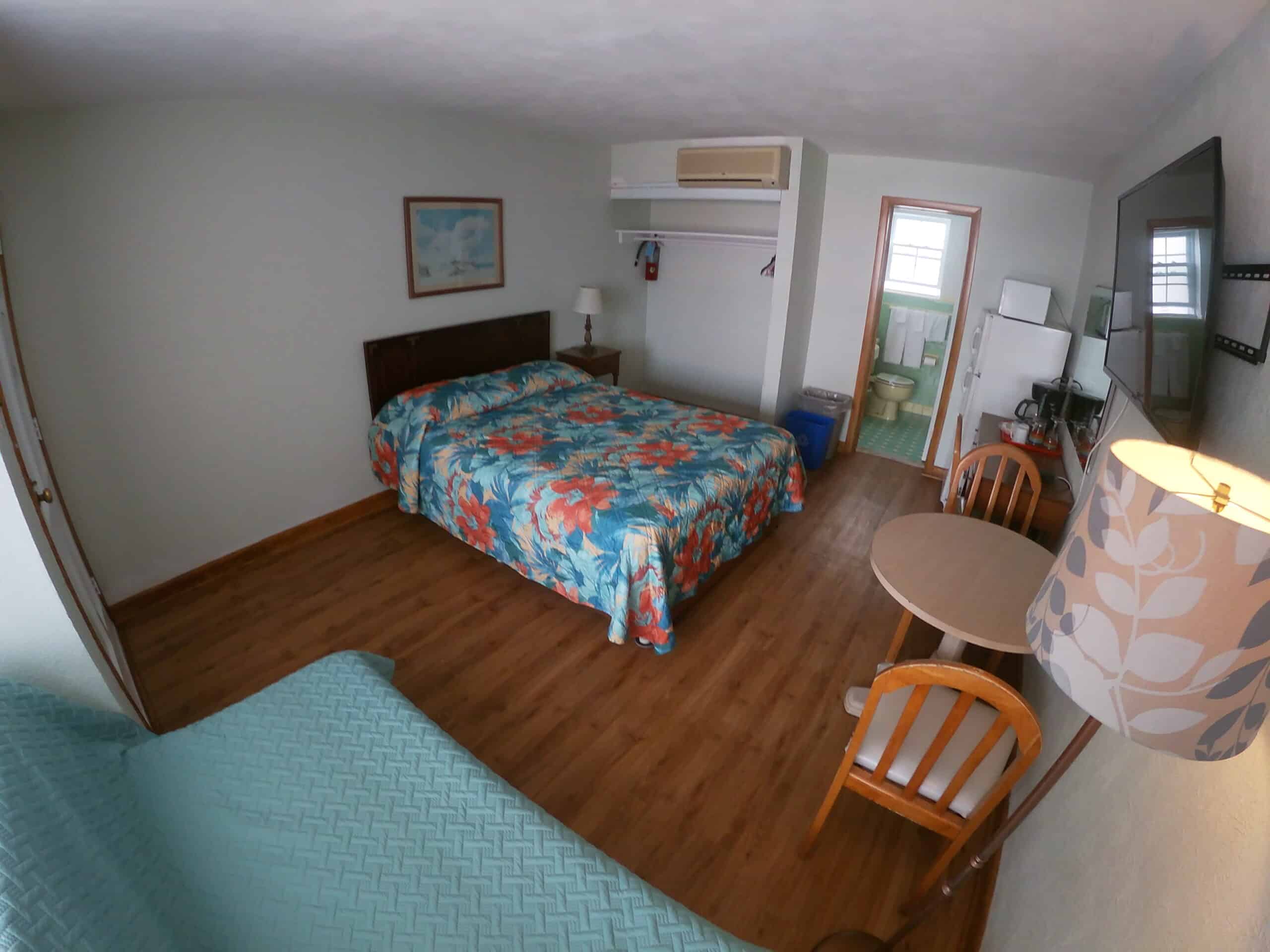 Single queen bed room at Sea Chest Motel Wildwood Crest