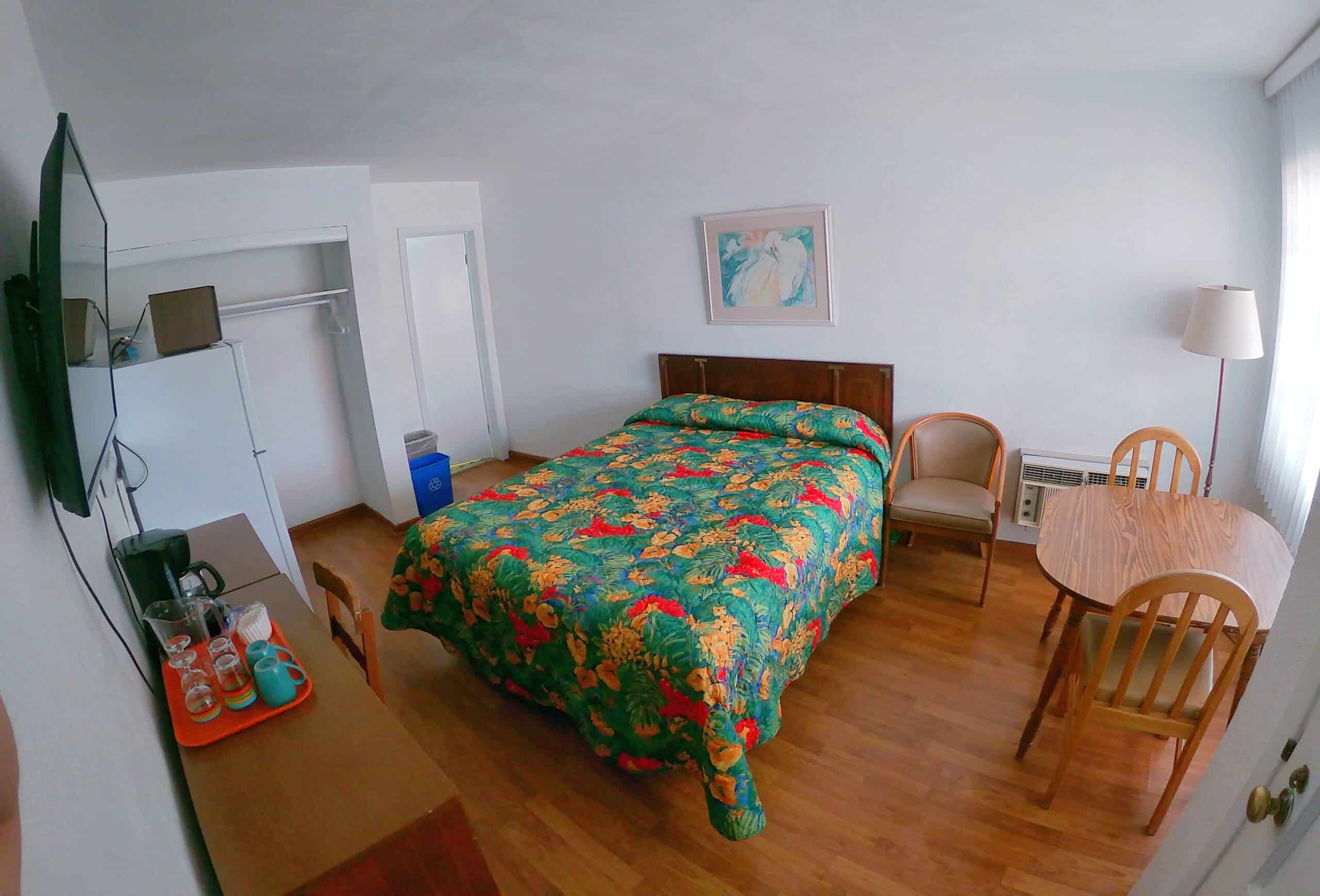 Single queen bed room at Sea Chest Motel Wildwood Crest